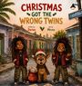 "CHRISTMAS GOT THE WRONG TWINS" steht oben. Zwei fröhliche Kinder und ein Rentier mit Weihnachtsmütze auf der Straße.
