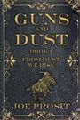 „GUNS AND DUST, BOOK I, FROM DUST WE RISE, JOE PROSIT.“ Goldene Buchstaben auf schwarzem, verziertem Hintergrund. Im Zentrum ein Reiter.