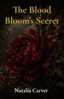 „The Blood Bloom's Secret“ und „Natalia Carver“ in gelber und weißer Schrift. Eine dunkelrote Blume dominiert den Hintergrund.