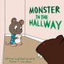"MONSTER IN THE HALLWAY" in grüner Schrift. Illustration: Eine Maus in einem Pyjama hält Papier, steht vor einem großen, sichtbaren Monster.