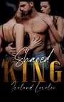 „Shared King“, darunter „Ireland Lorelei“. Ein Mann steht ohne Hemd zwischen zwei Frauen in Unterwäsche.