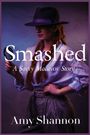 „Smashed: A Savvy Macavoy Story“ von Amy Shannon. Frau mit Zopf, Hut, Lupe, Hemd und Rock.