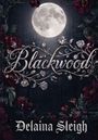 "Blackwood" in eleganter Schrift, darunter "Delaina Sleigh". Dunkler Waldhintergrund, Vollmond, Rosenranken.