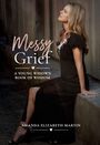 „Messy Grief: A Young Widow's Book of Wisdom“ von Amanda Elizabeth Martin. Eine Frau sitzt nachdenklich auf einer Steinbank.