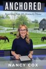 "ANCHORDED - Reporting from My Kentucky Home, NANCY COX" Eine lächelnde Frau mit Tablet, Hintergrund: grünes Weideland.