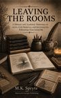 "LEAVING THE ROOMS" über alten Büchern und Schreibutensilien. Ein offenes Notizbuch zeigt eine Baumzeichnung.
