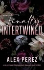 „Finally Intertwined“ in rosa Schrift. Schmuckring und Blumen auf dunklem Hintergrund. Autor: Alex Perez.