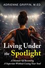 "Living Under the Spotlight" zeigt einen Sportler, der einen Basketball hält, vor einem beleuchteten Stadium.