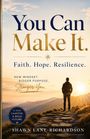 „You Can Make It. Faith. Hope. Resilience.“ Ein Mann steht auf einem Pfad und blickt in den Sonnenuntergang.