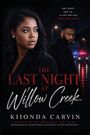 "The Last Night at Willow Creek" steht in großen Buchstaben, darunter "Kiionda Carvin". Zwei Menschen schauen ernst, es regnet.