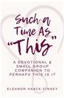 "Such a Time As 'This'". Ein Text im kalligraphischen Stil, darunter kleinere Schrift. Ein Herzsymbol im Hintergrund.