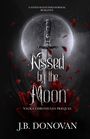 „Kissed by the Moon. Valka Chronicles Prequel“. Schwert vor Vollmond, rote Blütenblätter, düstere Atmosphäre.