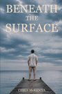 Text: "Beneath the Surface", "Chris McKenna". Ein Mann steht auf einem Steg, schaut zum wolkigen Himmel über einem ruhigen See.