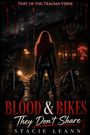 "Blood & Bikes: They Don’t Share" von Stacie Leann. Frau sieht zwei Motorräder vor einem Club mit neonrotem "Ravens MC"-Logo.