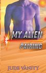 "MY ALIEN PAIRING", Jude Vanity. Ein lila nackter Oberkörper im Wüstensand, gelber Himmel mit Sonnenstrahlen.