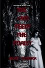 Text: "She Who Feeds the Forest" von Marley O'Connor. Eine Frau in einem weißen Kleid steht in einem düsteren Waldpfad.
