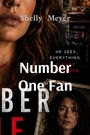 Text: "Shelly Meyer", "He sees everything. Except the truth.", "Number One Fan". Nahaufnahme einer Frau und ein Set mit einem Regiestuhl.