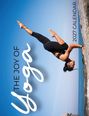 „THE JOY OF Yoga“ und „2027 CALENDAR“. Eine Person macht einen Handstand an einer felsigen Küste.