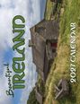 „Beautiful Ireland 2024 Calendar“. Ein traditionelles Steinhaus mit Strohdach umgeben von grünen Feldern an der Küste.