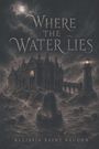 Text: "Where the Water Lies" und "Allissia Saint Vaughn". Eine düstere Illustration: Frau im Meer vor einem großen Herrenhaus.