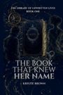 "The Book That Knew Her Name" von Kristie Brown, Buchcover mit Kompass und geheimnisvollen Figuren im Hintergrund.