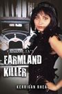 "Vandalia’s Farmland Killer" und "Kerrigan Rhea". Eine Frau im Charleston-Kleid vor einem alten Auto.