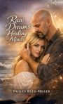 „Raw Dreams Healing Minds“ und „Paisley Reed-Miller“. Ein Paar hält sich am Strand in warmem Licht umarmt.