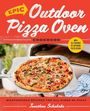 "Epic Outdoor Pizza Oven Cookbook" steht mit großer Pizza auf einer Schaufel vor einem Outdoor-Ofen.