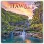 "Wild & Scenic Hawai'i 2027 16-month Calendar". Ein Wasserfall fließt in einen türkisfarbenen Teich, umgeben von üppigem Grün.