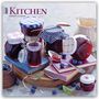 „2027 Kitchen“ und „16-Month Calendar“. Marmeladengläser auf Büchern, Löffel, Heidelbeeren und Krug auf Holzbrett.