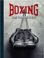 "BOXING: THE 100 GREATEST" in kräftigem Schriftzug. Zwei alte, schwarze Boxhandschuhe hängen an der Wand.