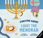 "Storytime Sliders: Light the Menorah" von Stacia Deutsch, illustriert von Nadia Gunawan. Igel und Menora, Geschenke, Dreidel.