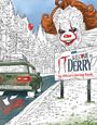 „Welcome to Derry“ steht auf einem Schild. Ein Clown mit roten Haaren lächelt unheimlich. Ein grünes Auto und ein roter Ballon sind sichtbar.