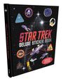 „STAR TREK DELUXE STICKER BOOK“; „OVER 500 PREMIUM STICKERS“. Illustration mit Raumschiffen und Weltraumlogos.