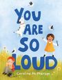 "YOU ARE SO LOUD" steht in großen blauen Buchstaben. Ein Hund, ein Kind mit Mikrofon, ein lesendes Kind und Vögel sind zu sehen.
