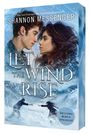 "Let the Wind Rise," Shannon Messenger. Zwei Personen stehen sich nah im Schnee, mit einer stürmischen Landschaft im Hintergrund.