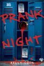 "PRANK NIGHT" steht in rot auf blauen Schließfächern. Ein Eimer rote Farbe läuft aus. Zettel: "SIX OUT FOR FUN," und "ONE OUT FOR BLOOD."