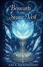 "Beneath the Stone Veil" und "Aria Dashwood". Detailliertes, leuchtendes Gefäß aus Kristallen und Blättern auf blauem Hintergrund.