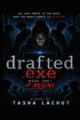 "She only wrote in the dark. Now the whole world is reading." "drafted.exe Book One: It Begins" von Tasha Lachut. Eine Person vor einem Laptop, umgeben von Servern.