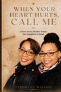 "WHEN YOUR HEART HURTS, CALL ME" ist der Text. Zwei lächelnde Frauen, beide mit Brillen, umarmen sich herzlich.