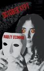 Text: "OCTOBER KEPT", "MARLEY O'CONNOR". Eine Frau hält eine Maske, hat Blätter als Augen, Hintergrund ist düster.