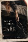 Text: "WHAT COMES IN THE DARK - A. CASEY PAGE". Eine menschliche Hand reicht einer schwarzen, klauenartigen entgegen.