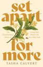 „Set apart for more“ von Tasha Calvert, gelbe Schrift, Blumen und Biene auf hellem Hintergrund.