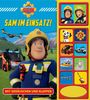 "Sam im Einsatz! Mit Geräuschen und Klappen." Ein animierter Feuerwehrmann mit Helikopter und Fahrzeugen auf Wiese.