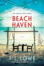 "The Carolina Coast Series: Beach Haven, a novel. T.I. Lowe. Strandkulisse mit Tisch, Stühlen, Frau am Meer und Lichterketten."
