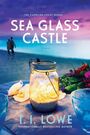 "SEA GLASS CASTLE" und "T.I. LOWE" stehen über einem Strand mit Glaslicht und Blumen auf einem Tisch in der Dämmerung.
