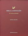 "BIBLIA de JERUSALÉN EN LETRA GRANDE QUINTA EDICIÓN" steht in großen Buchstaben auf einem roten Buchdeckel.