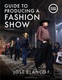 Buchtitel: "Guide to Producing a Fashion Show". Modenschau mit Models auf einem Laufsteg in einer prunkvollen Halle.