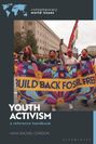 „BUILD BACK FOSSIL FREE.“ Vier junge Menschen halten ein buntes Banner. Titel: „YOUTH ACTIVISM.“
