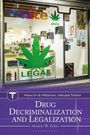 "Drug Decriminalization and Legalization" von Aharon W. Zorea. Schaufenster mit grünem Cannabisblatt und dem Wort "LEGAL".